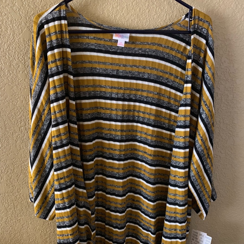 NWT....Lularoe Lindsay cover. Size small.